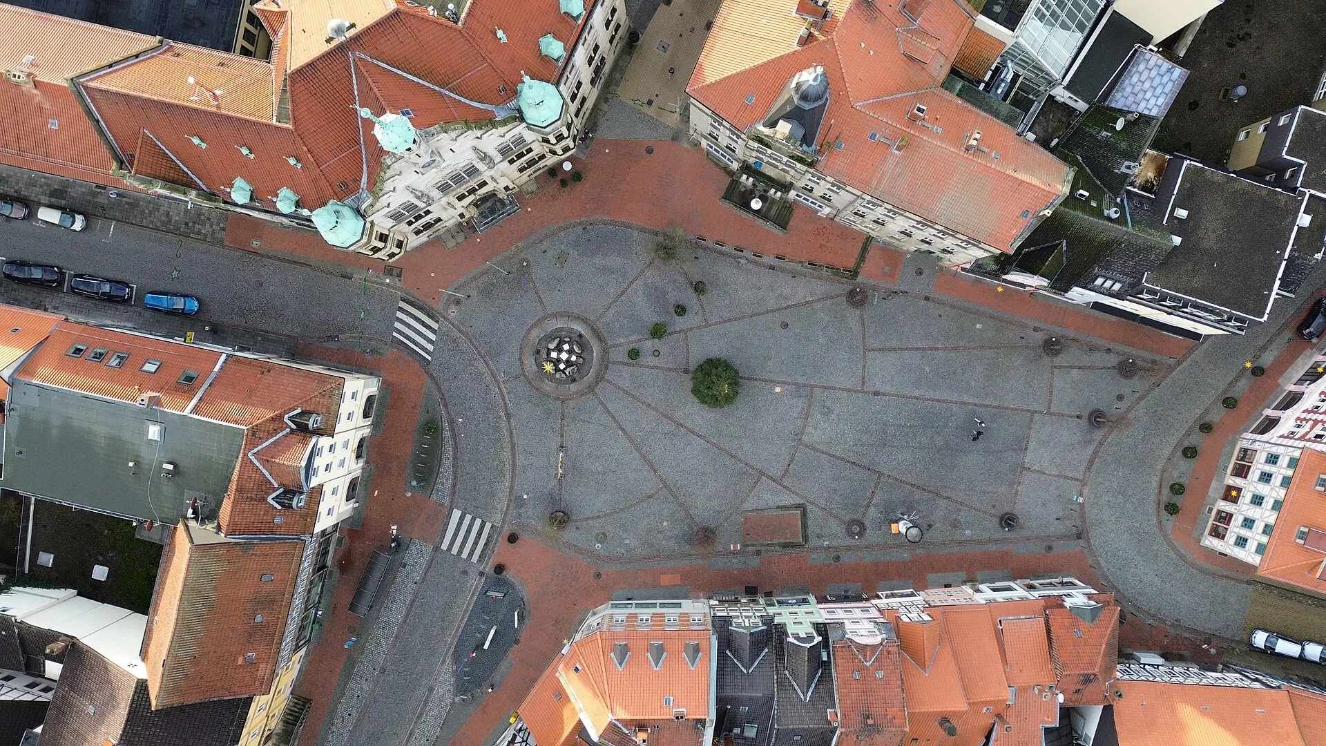 Luftaufnahme des Marktplatzes in der Helmstedter Altstadt mit Brunnen und den abgehenden Straßen bei Tageslicht