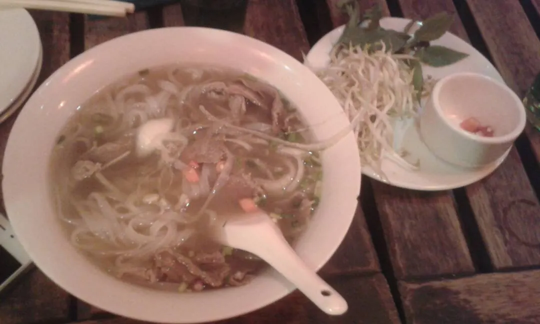 Schale mit asiatischer Nudelsuppe und Loeffel