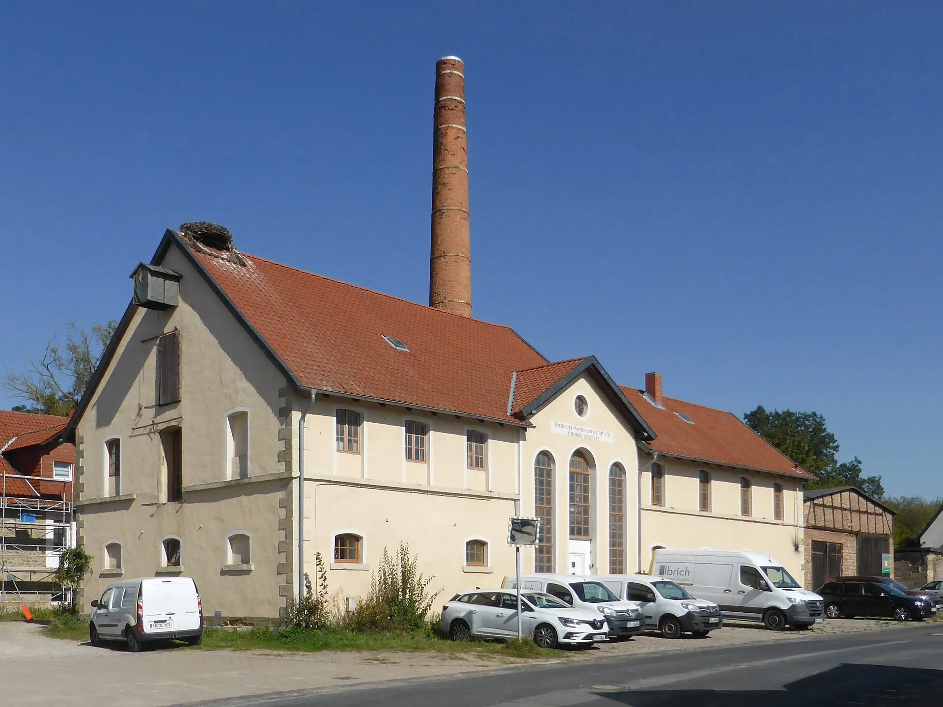 Historisches Brennerei-Gebäude im Dorf Barmke bei Helmstedt bei Tageslicht