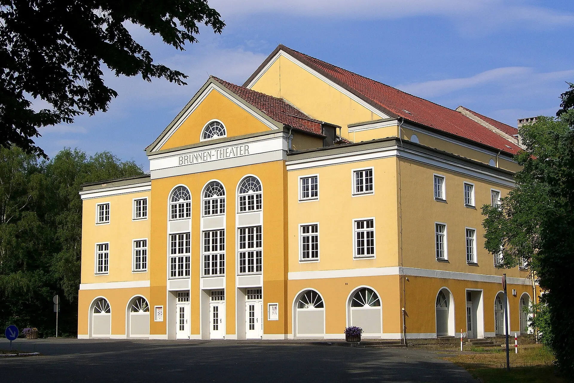 Das Brunnentheater in Helmstedt, eine historische Freilichtbühne, von vorn bei Tageslicht