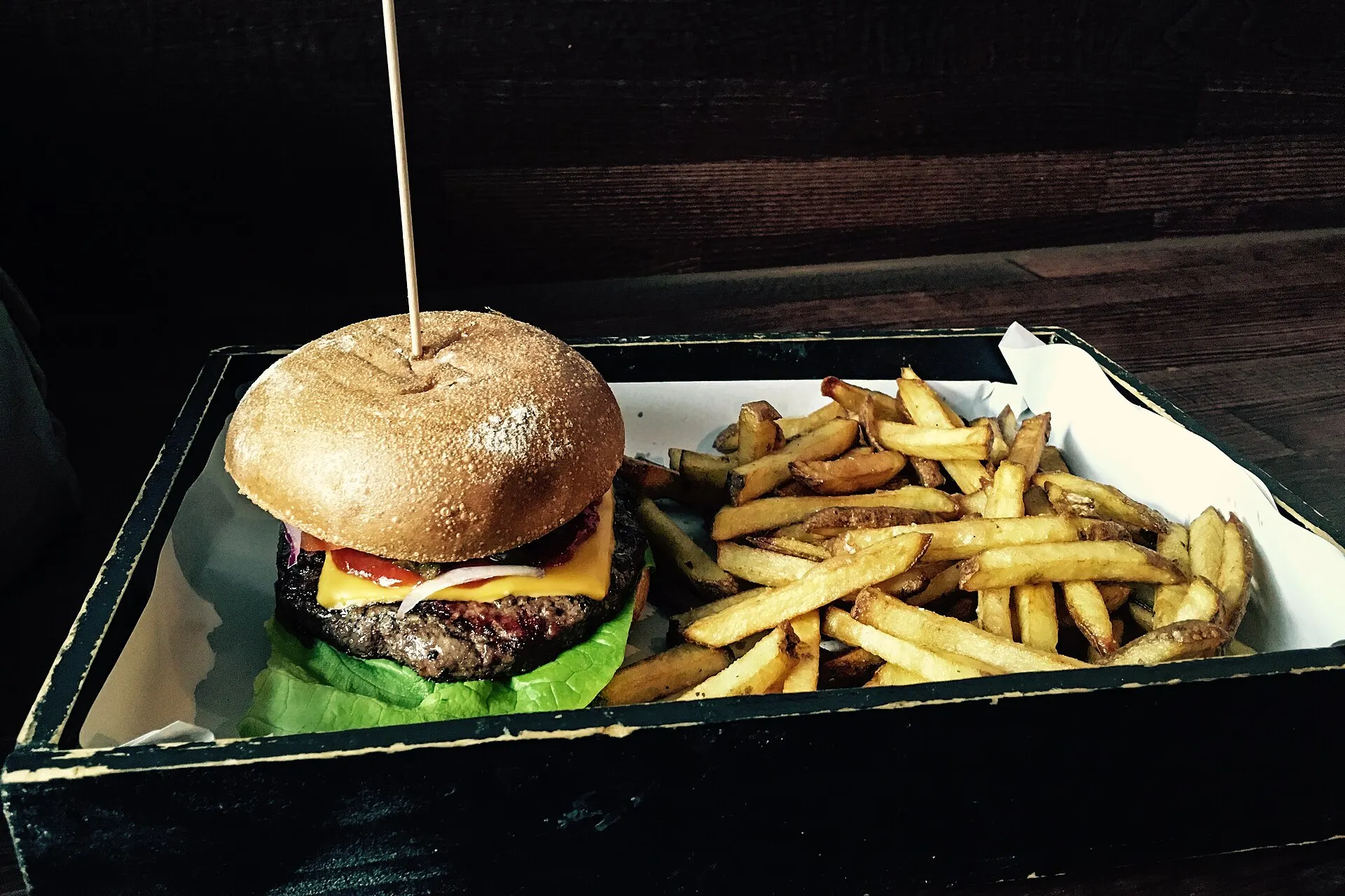 Saftiger Hamburger mit knusprigen Pommes frites