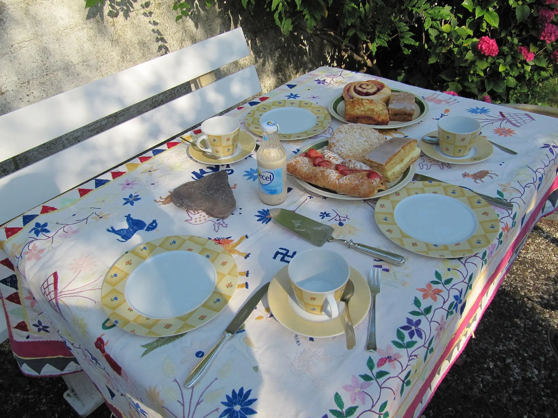 Gemütlicher Kaffeetisch mit Kaffee und Kuchen im Café