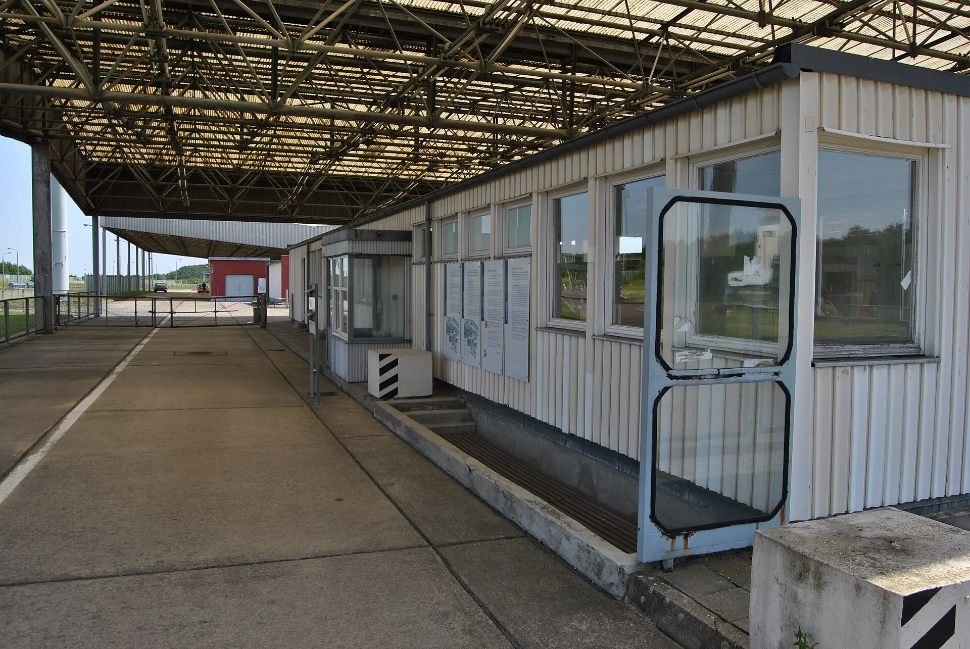 Hauptzufahrt der Gedenkstätte Deutsche Teilung Marienborn am ehemaligen Grenzübergang Helmstedt-Marienborn bei Tageslicht