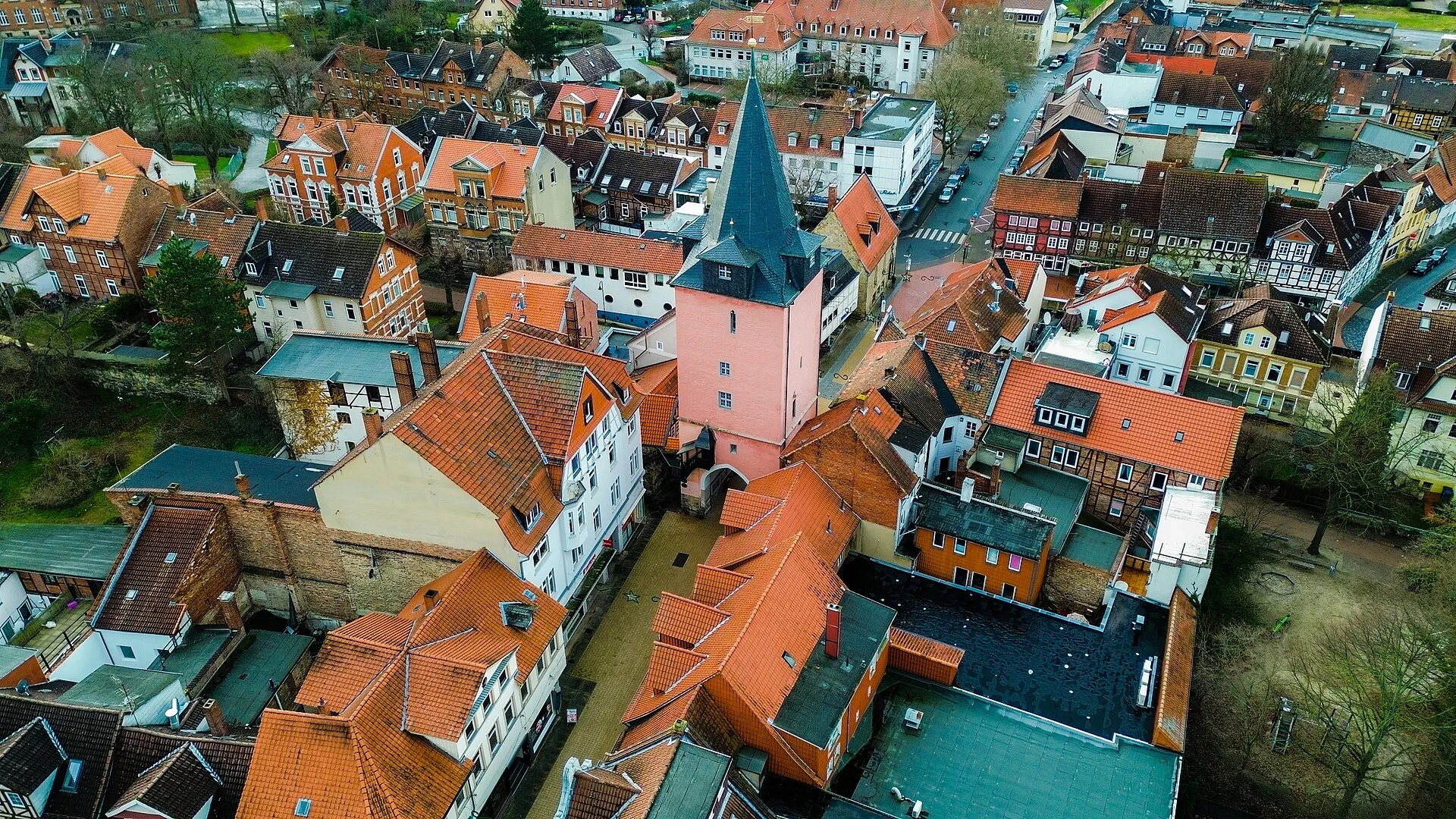 Luftaufnahme des historischen Hausmannsturms in Helmstedt bei Tageslicht