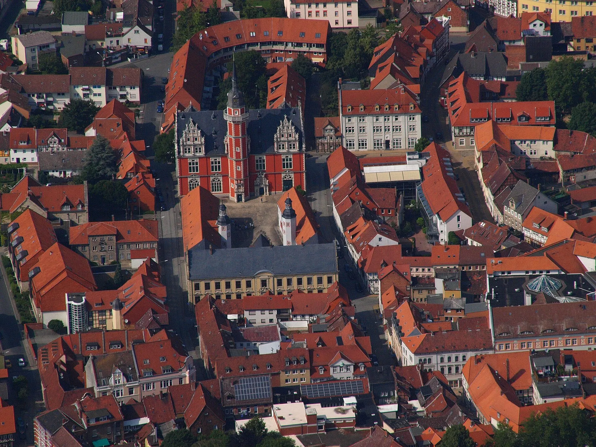 Renaissance-Bau des Juleum Novum in Helmstedt mit verziertem Giebel bei Tageslicht