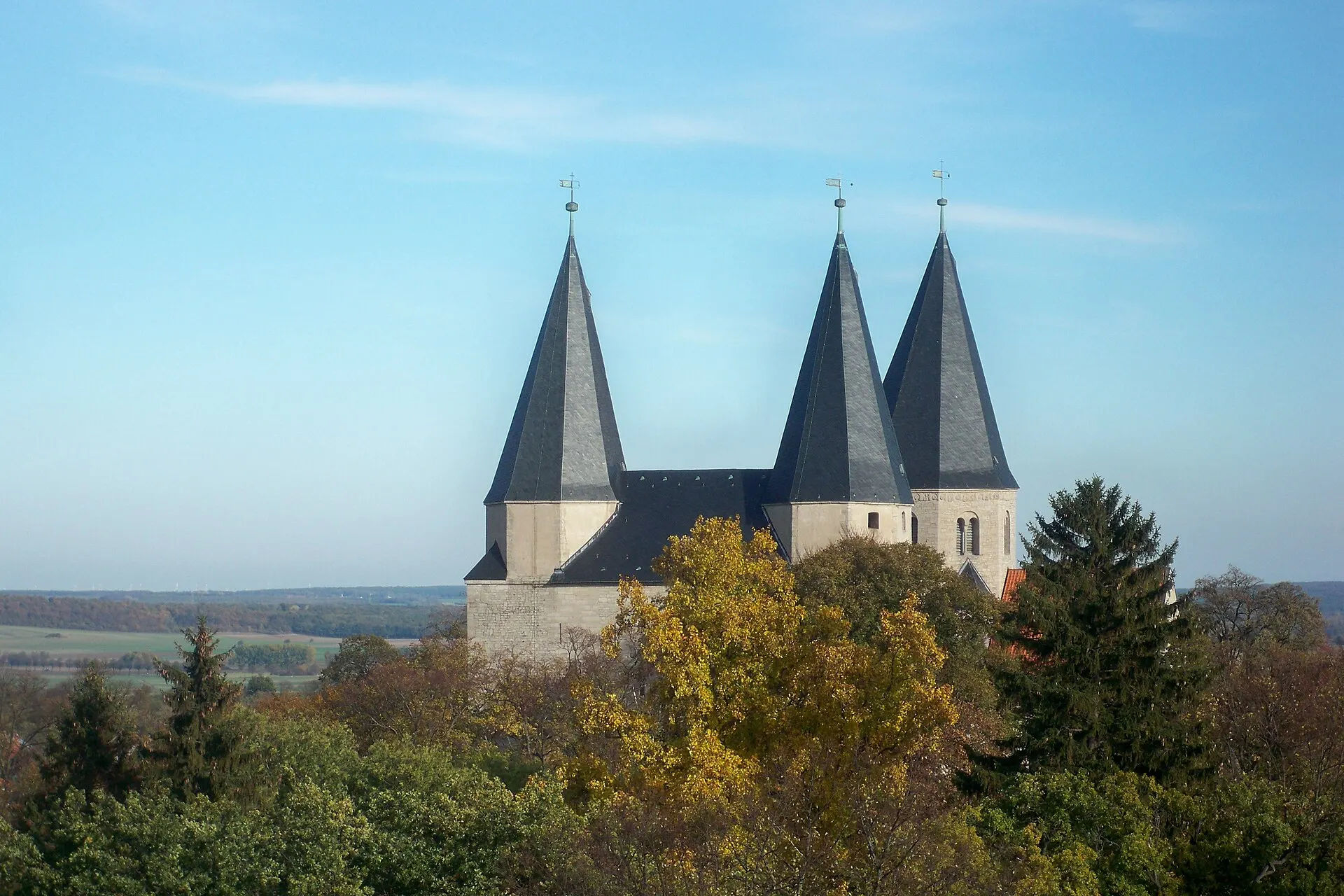 Außenansicht des Kaiserdoms Königslutter von Südwesten mit den charakteristischen romanischen Türmen bei Tageslicht