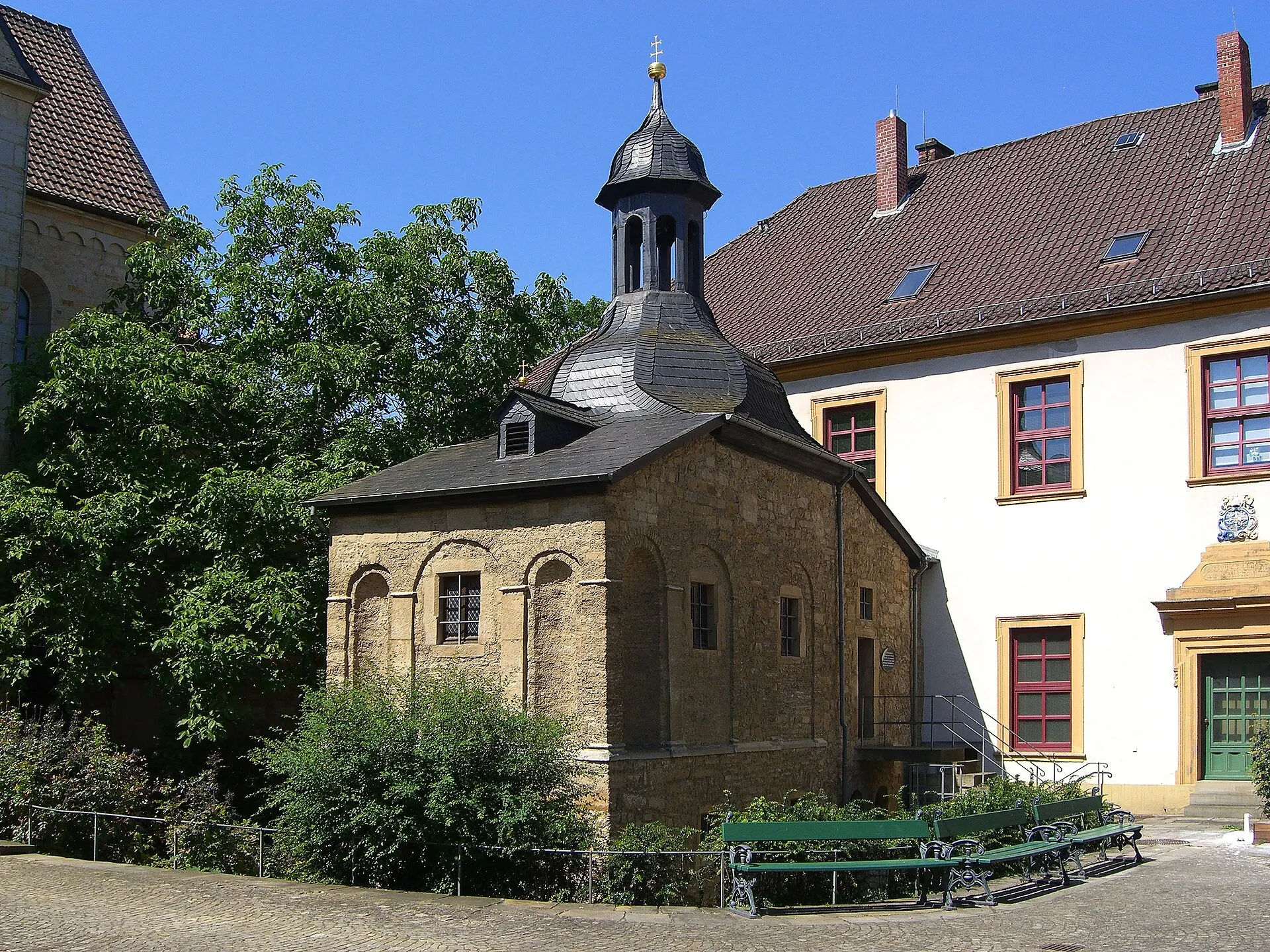 Die Doppelkapelle im Innenhof des Klosters St. Ludgeri in Helmstedt bei Tageslicht