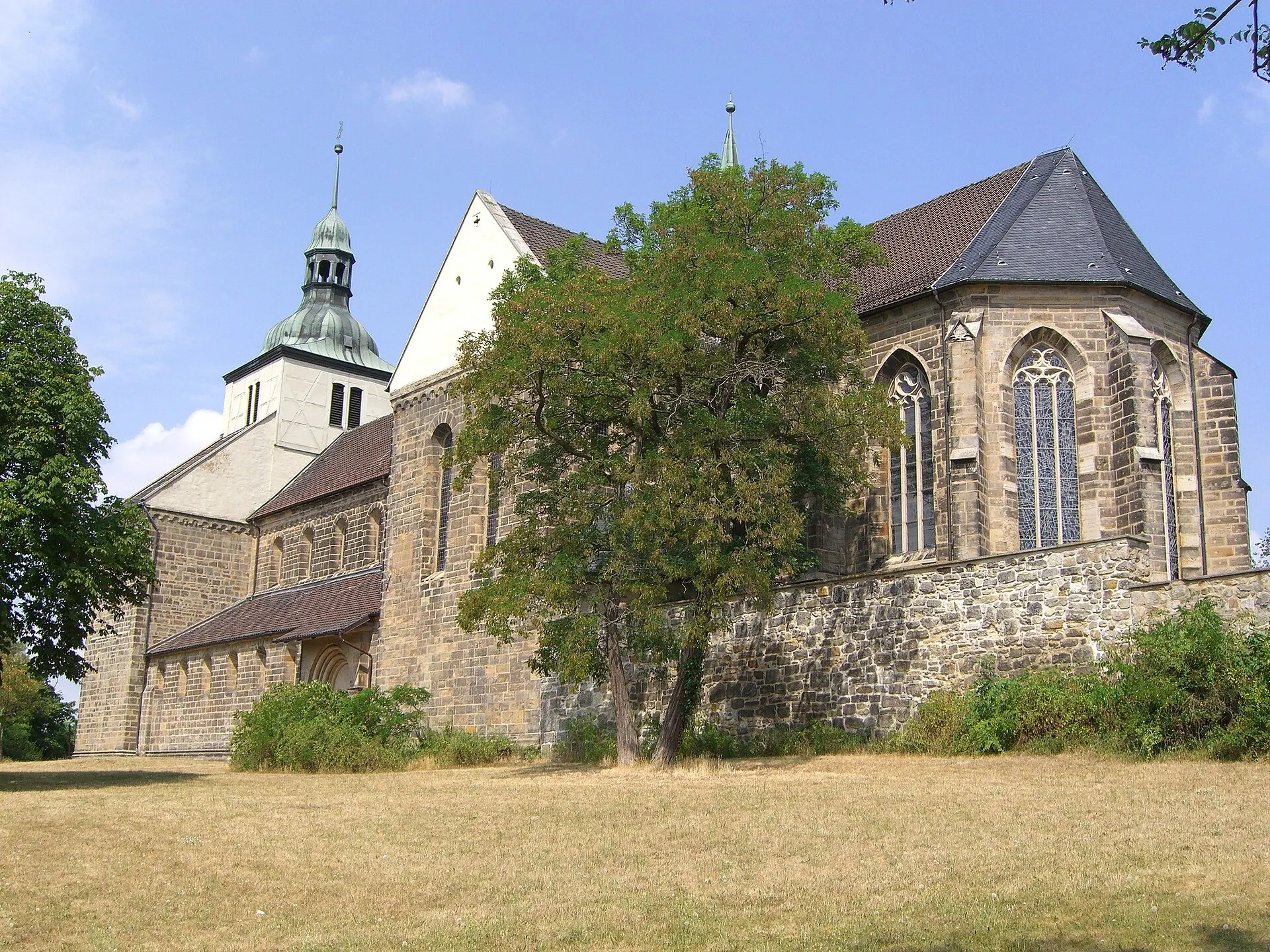 Außenansicht des Klosters St. Marienberg mit der romanischen Klosterkirche in Helmstedt