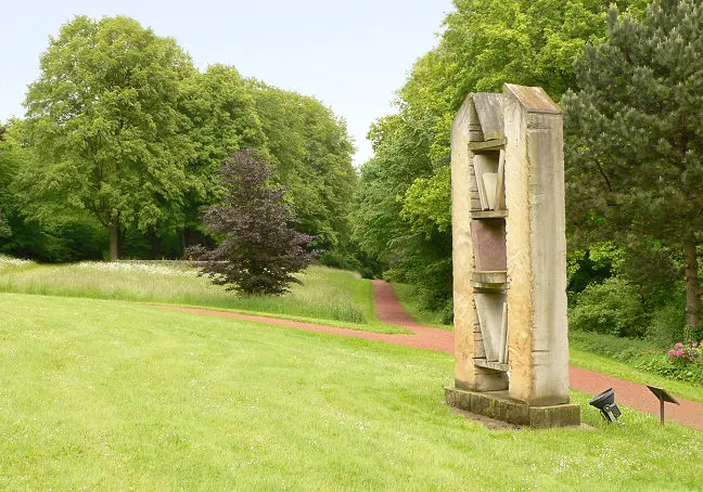 Skulptur 'Turm der Bücher' im Kurpark von Bad Helmstedt bei Tageslicht