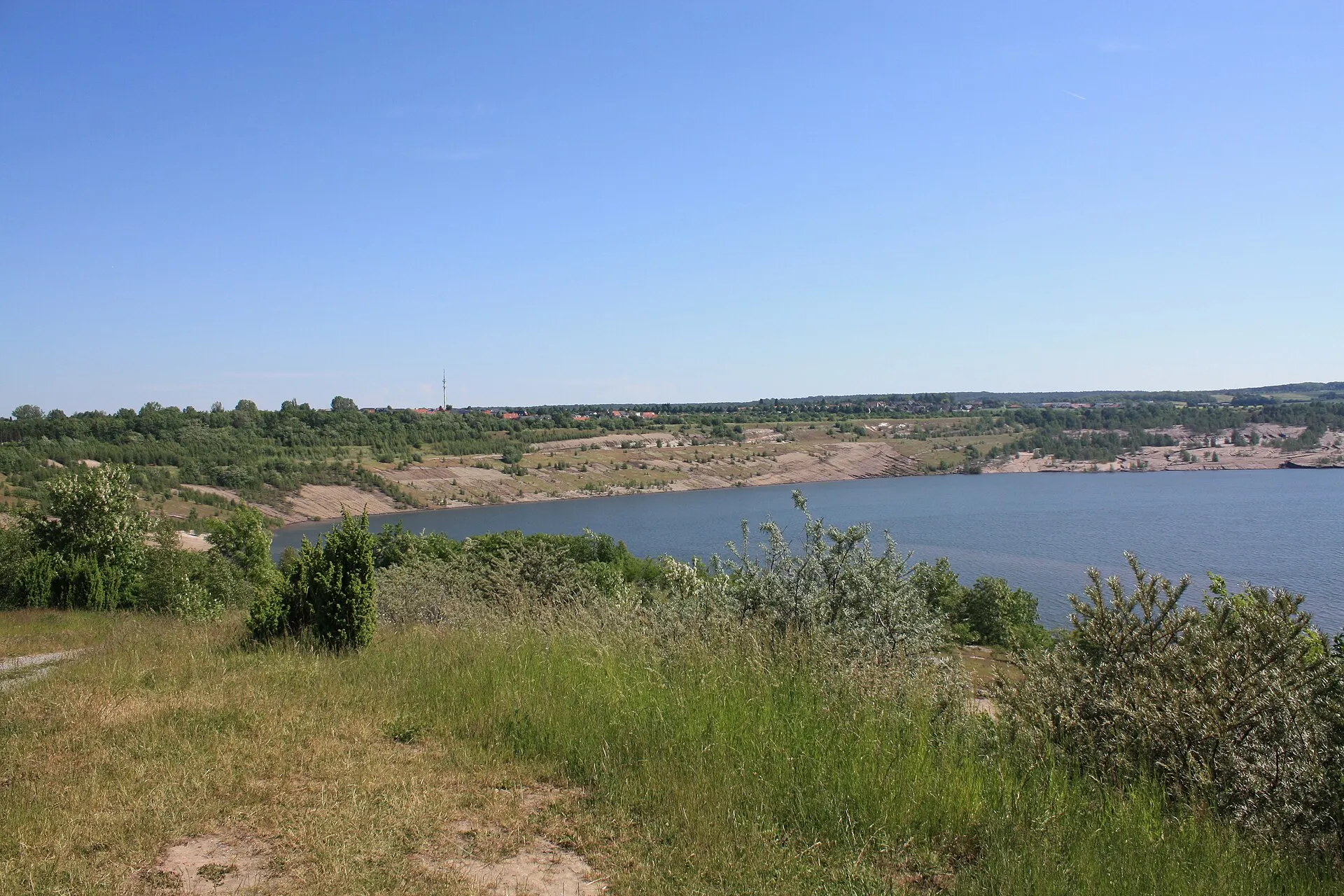 Blick auf den Lappwaldsee, den gefluteten ehemaligen Tagebau an der Stadtgrenze von Helmstedt