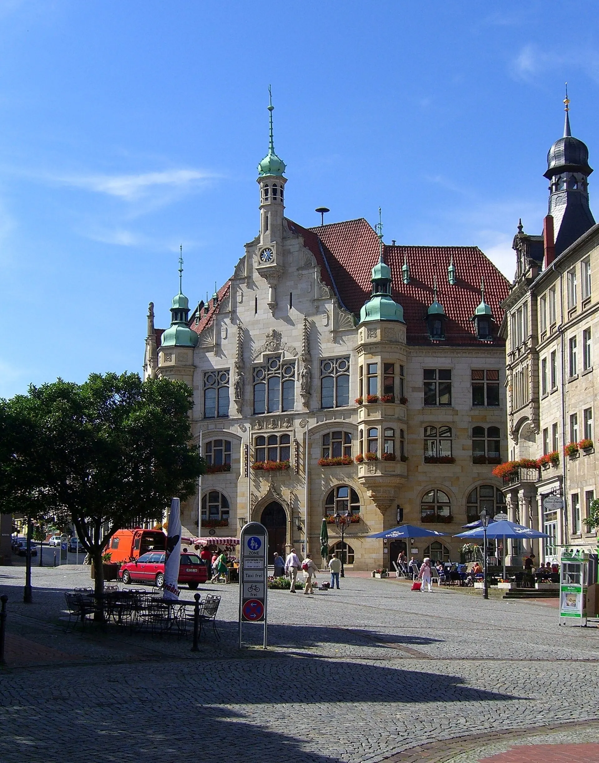 Marktplatz von Helmstedt mit dem historischen Rathaus bei Tageslicht