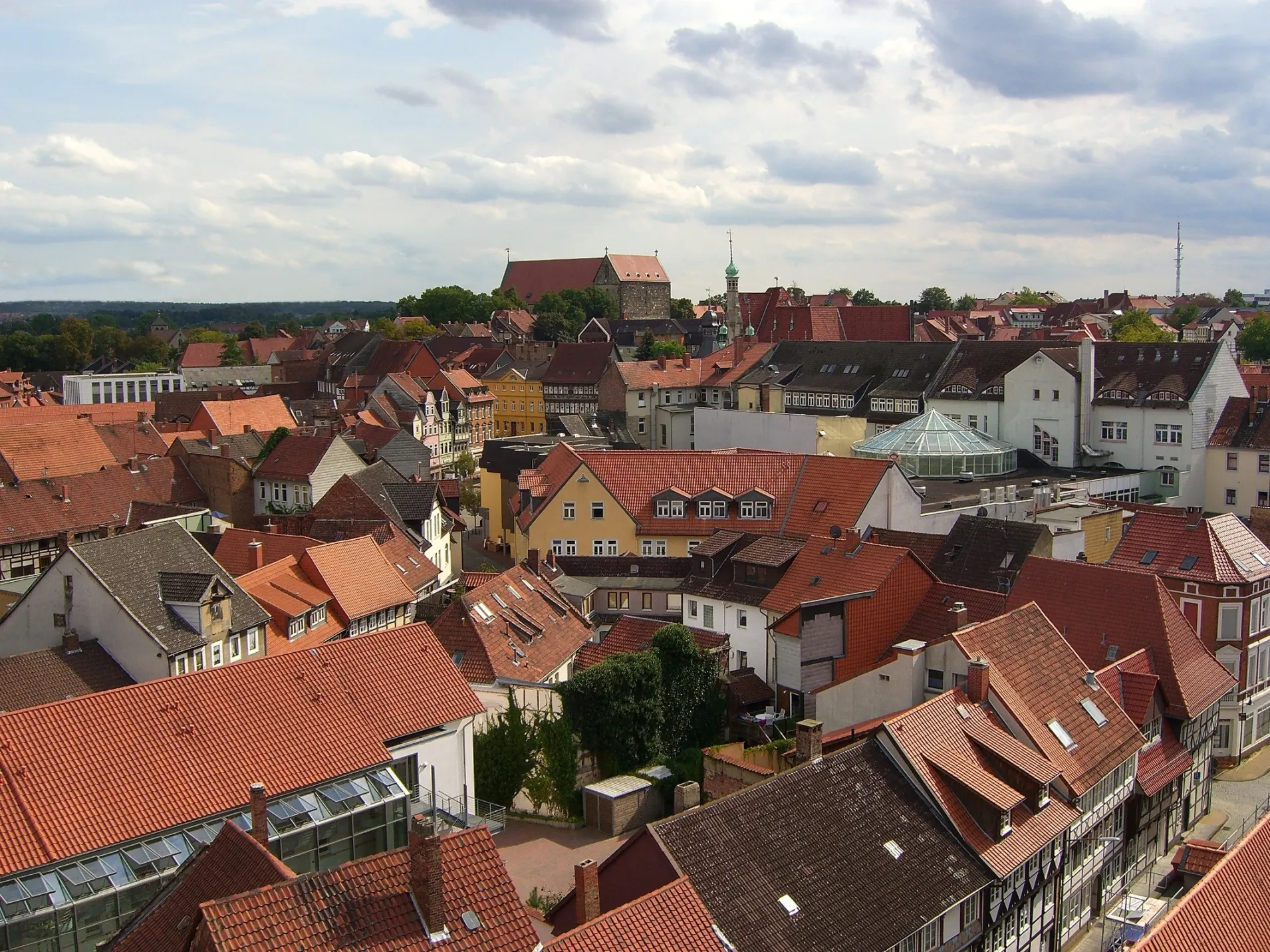 Blick über die historische Altstadt von Helmstedt mit der gotischen Kirche St. Stephani im Zentrum