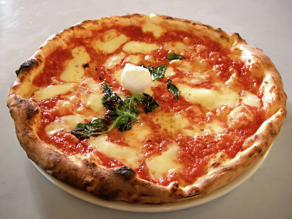 Klassische neapolitanische Pizza Margherita auf einem Teller