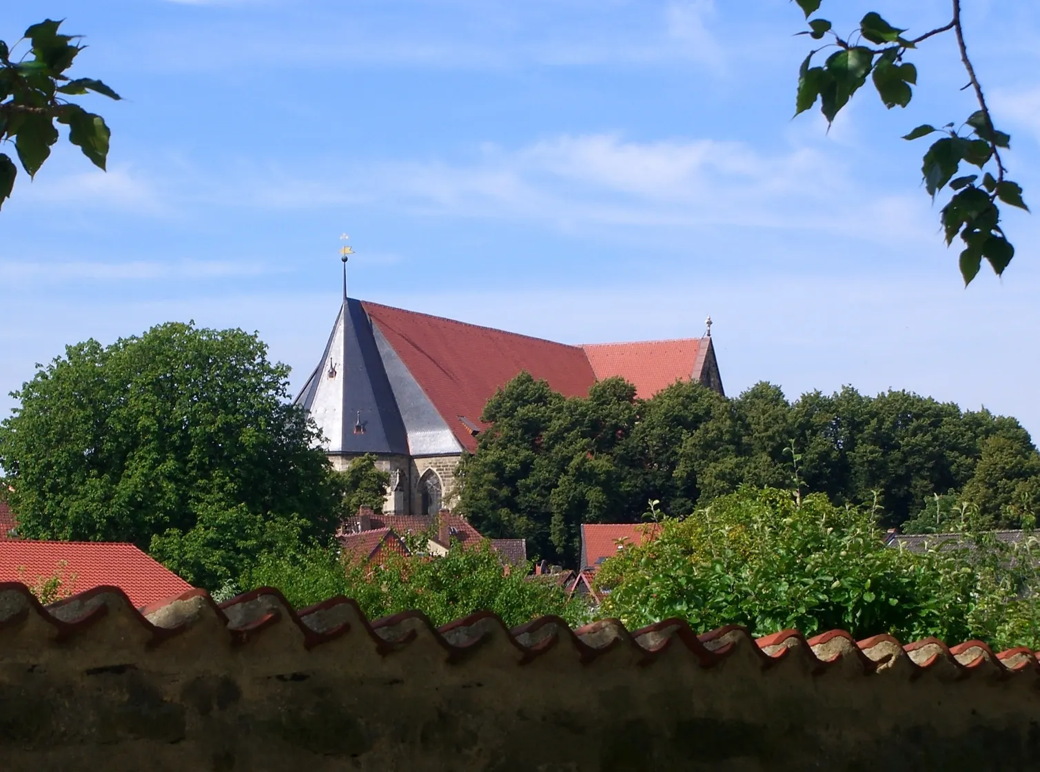 Außenansicht der evangelisch-lutherischen Kirche St. Stephani in Helmstedt bei Tageslicht