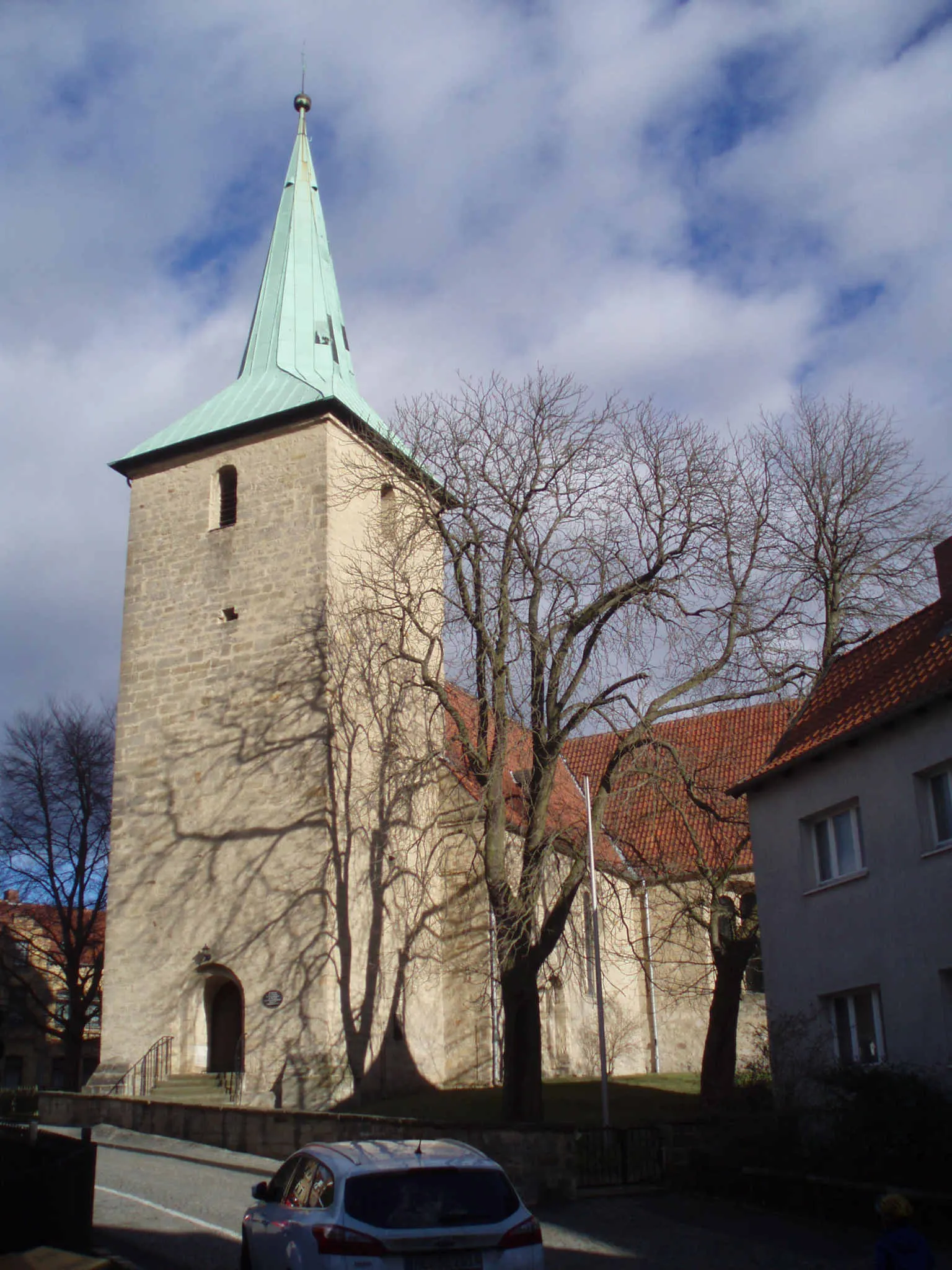 Außenansicht der St.-Walpurgis-Kirche in Helmstedt bei Tageslicht